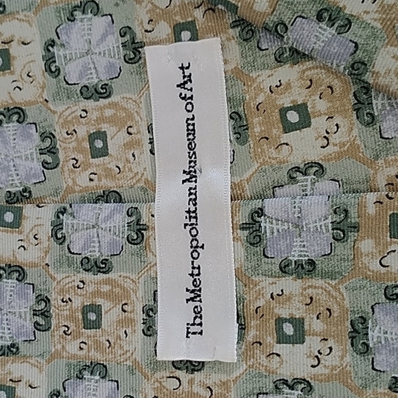 The Metropolitan Museum of Art 100% Imported Silk Tie Green/Tan Shades of Color - Picture 6 of 7